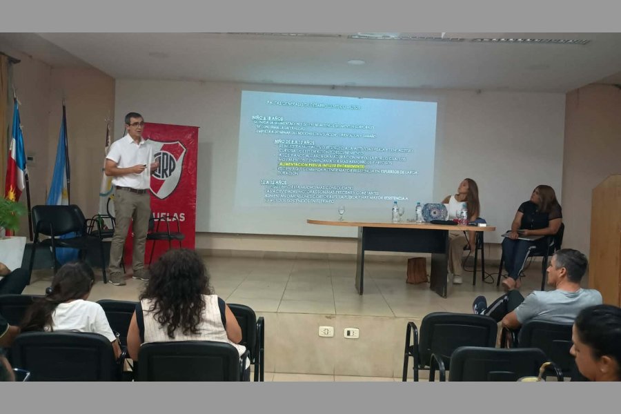 El Dr. José Stenberg, al analizar su priopuesta.