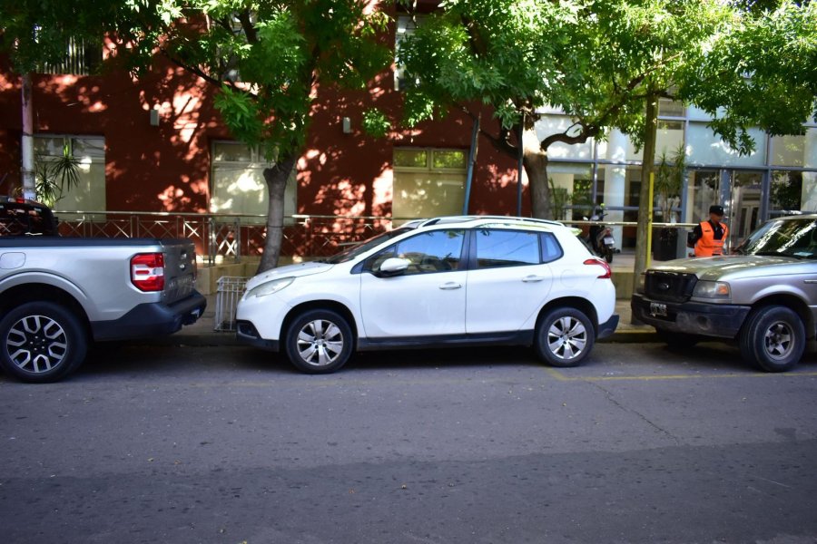 El blanco, estacionado en el espacio reservado al IOSEP, es el del violento CM de una importante tarjeta local.
