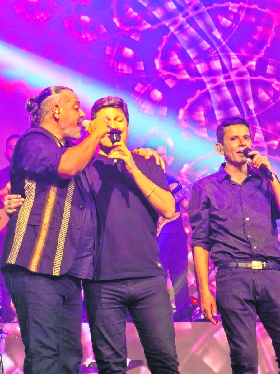 Walter, junto a Lucio y Alfredo Rojas. Una hermandad cantora.