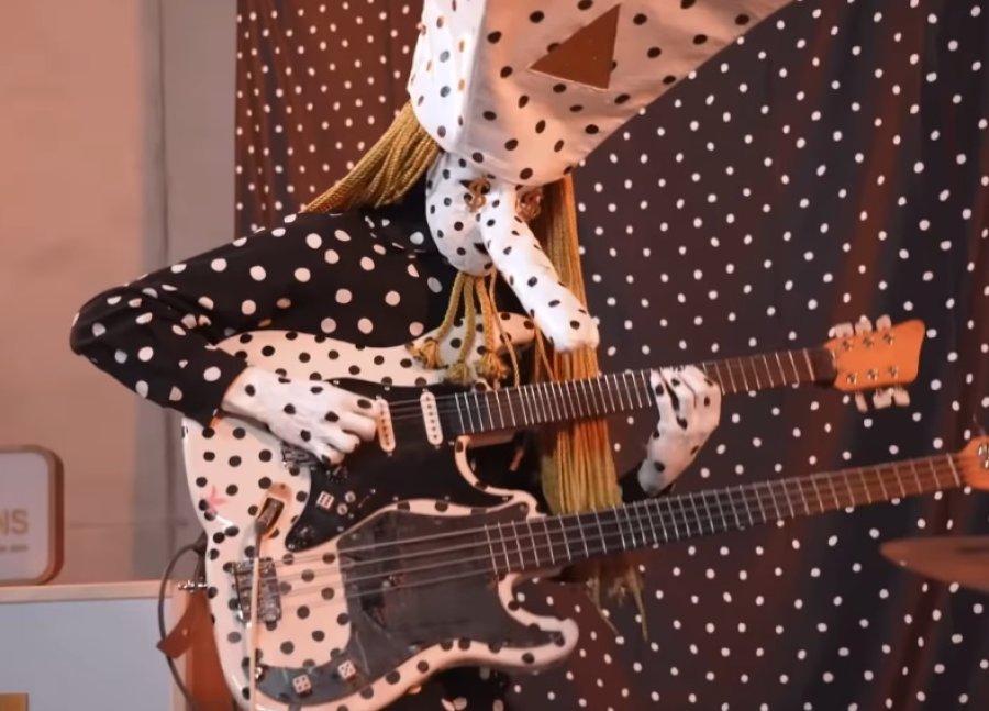 Una guitarra / bajo con más trastes de lo habitual.