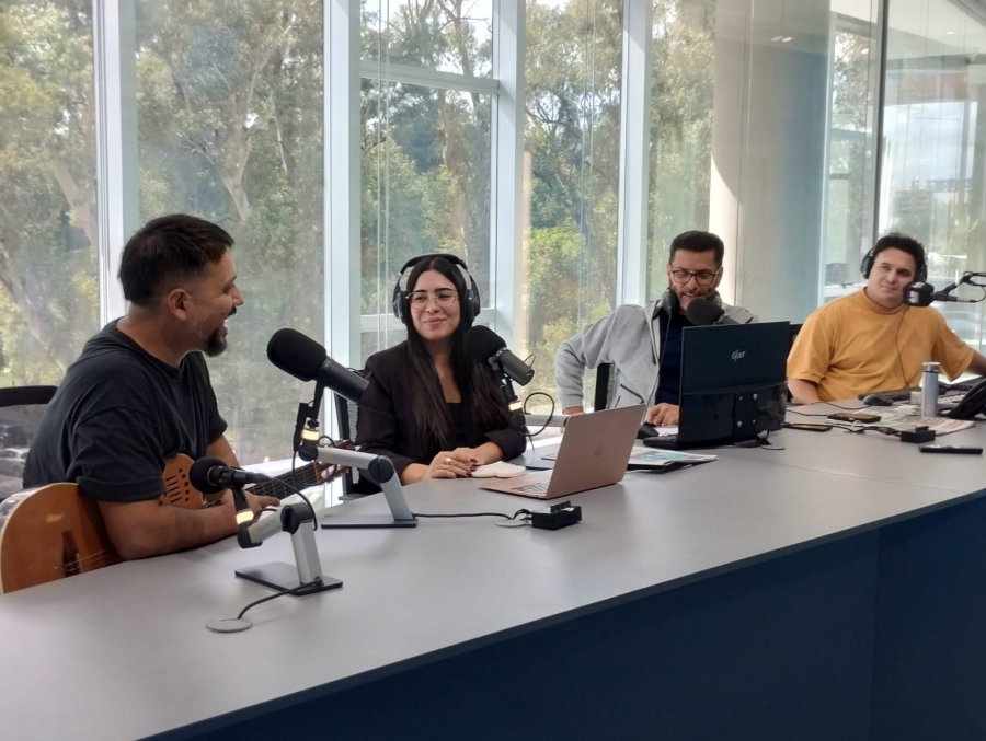 <b>Franco y los conductores de ADN de Radio.</b>