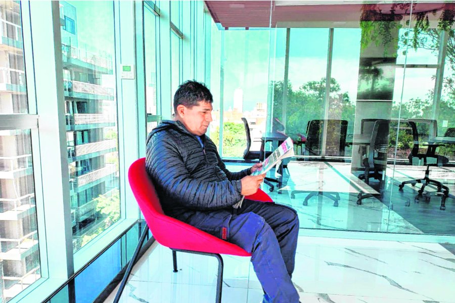 El entrenador en la redacción de Nuevo Diario.