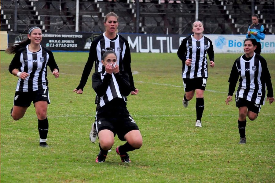 Rocío, festeja su gol, con El Porvenir, en Bs. As.