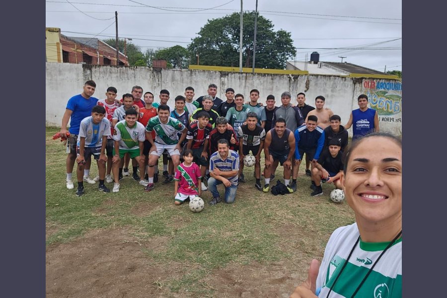 Morales con jugadores de Villa Paulina de Frías.