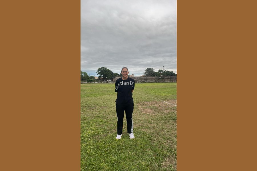 La flante DT, posa en el campo de juego.