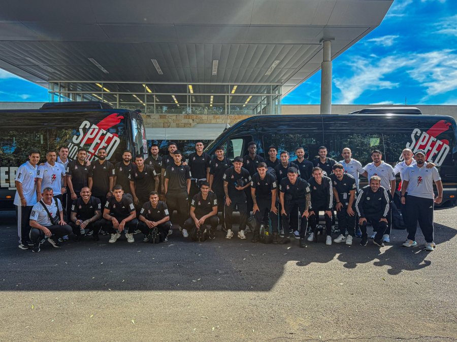 Deportivo Riestra a punto de partir rumbo a Brasil.