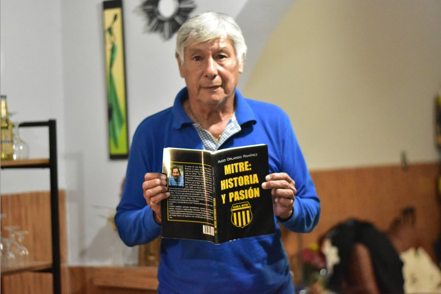 Lucho Luna, con un libro de la historia de Mitre.