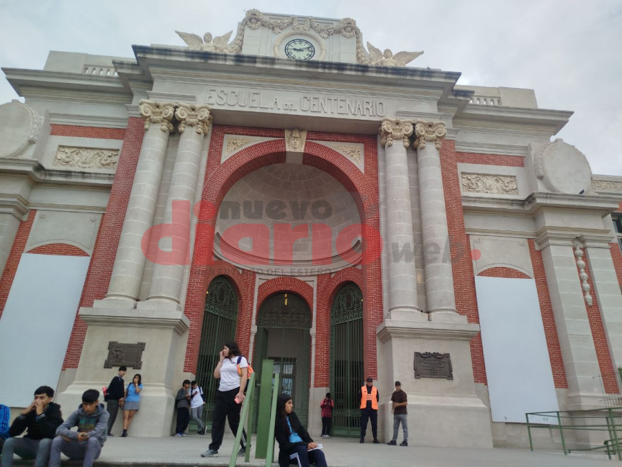 <b>Escuela del Centenario, tambi&eacute;n con presencia policial.</b>