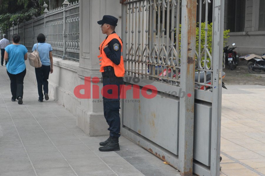 Se realiz&oacute; custodia en los colegios (Foto Nuevo Diario Web)