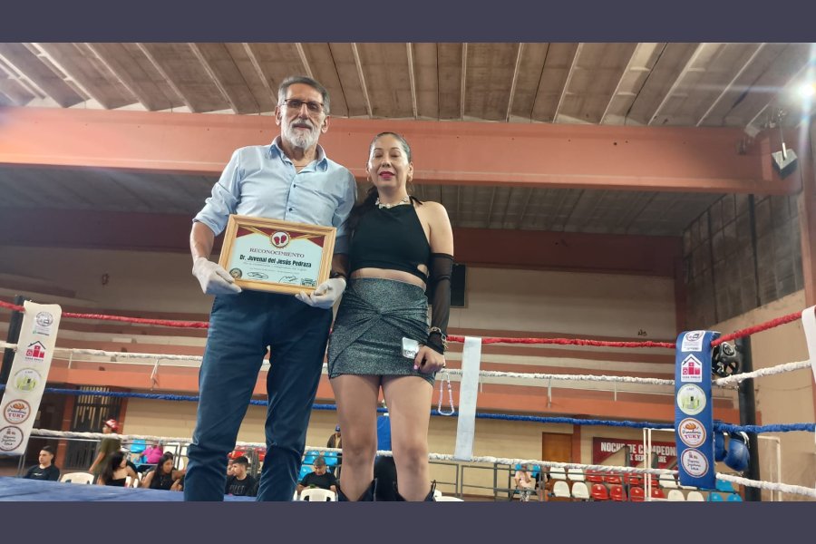 El Dr. Juvenal Durbal recibe su reconocimiento.