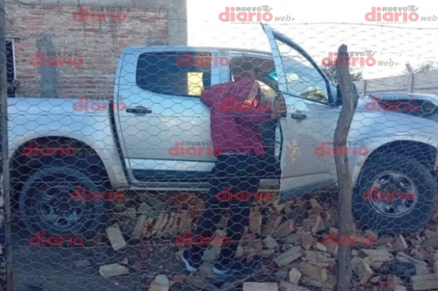 As&iacute; qued&oacute; incrustada la camioneta en el interior de la vivienda.
