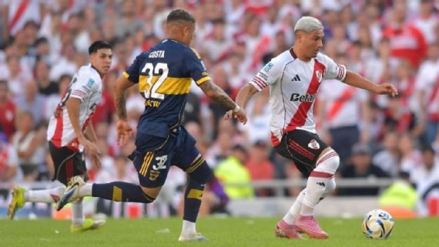 Ayrton Costa en situaci&oacute;n de juego con Maximiliano Salas.