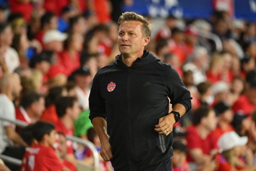 El entrenador de 52 años, Jesse Marsch al frente del equipo.