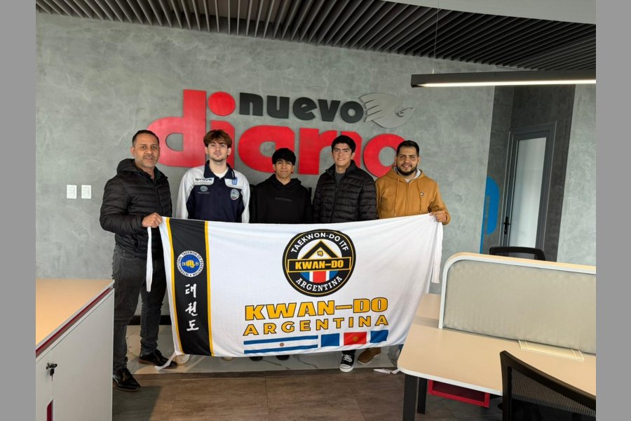 La delegación en otro sector de la redacción.