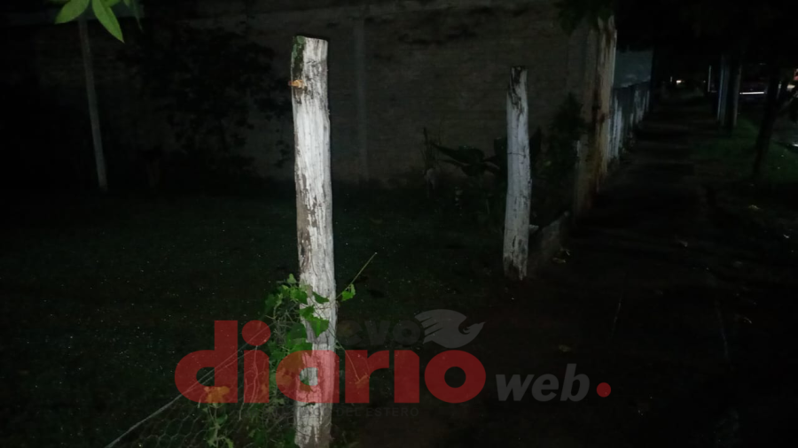 <b>Justo al frente, en la Torre 18, robaron hoy las rejas.</b>