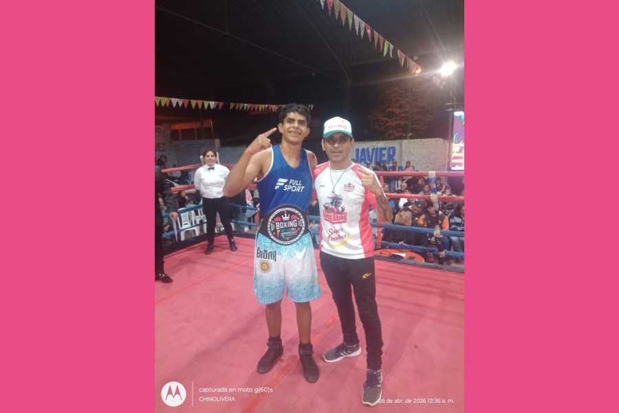 Pansarini, festeja junto a su entrenador.