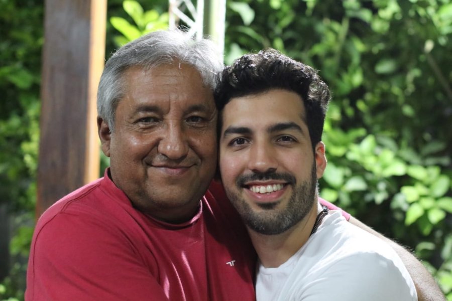 Santi junto a su pap&aacute; Ad&iacute;n, gran creador de &eacute;xitos populares de la m&uacute;sica santiague&ntilde;a.