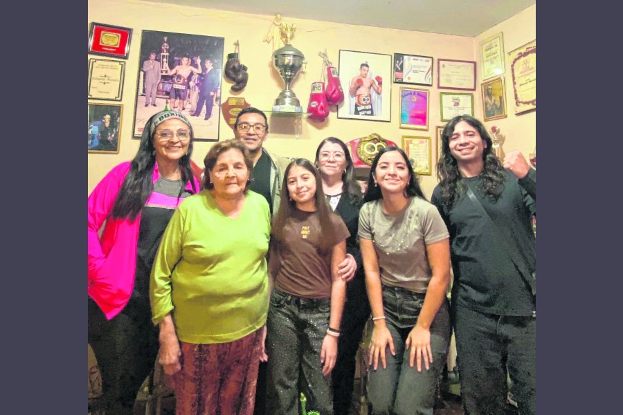 La famlia Morales, posa en el museo de 
