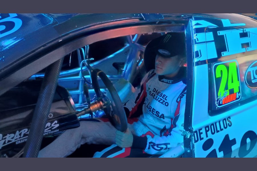 Agustín en su Chevrolet Camaro.