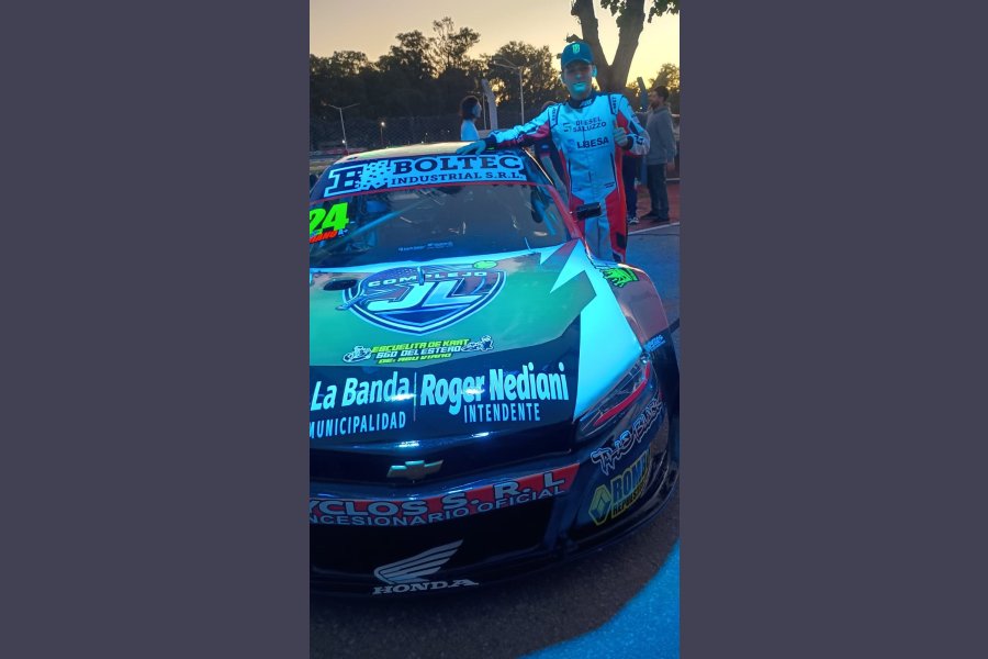 El piloto en la presentación oficial del Camaro.