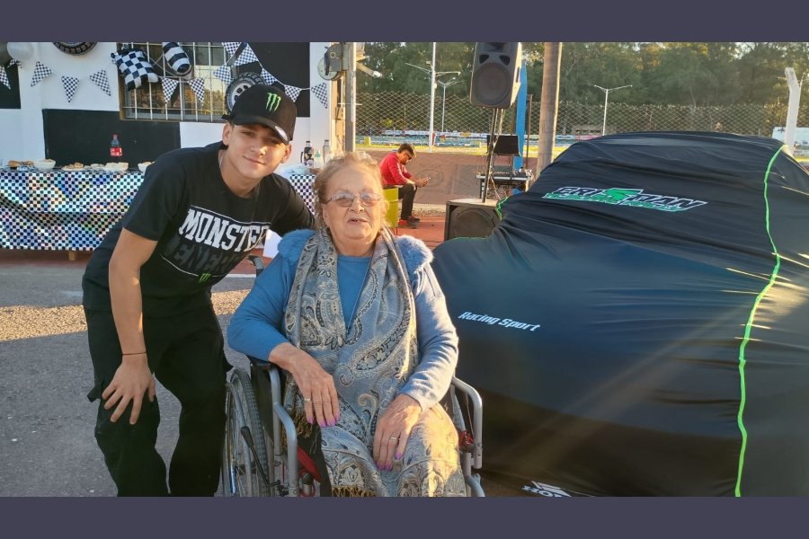 Agustín junto a su bis abuela, Elsa Bisio, 97 años