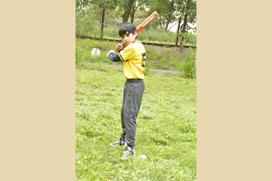 Los niños aprenden las técnicas para batear.