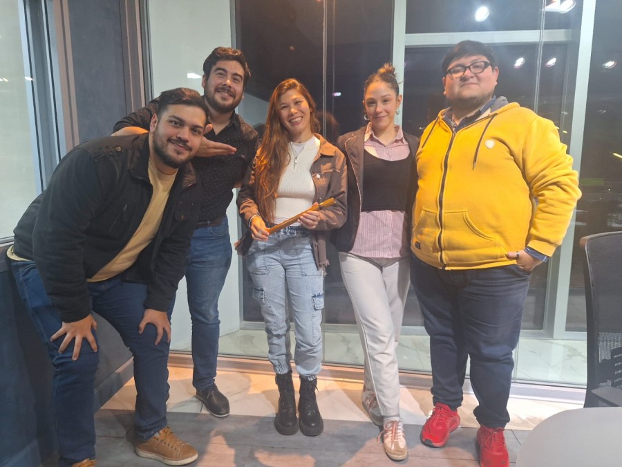 Lore Moyano, junto al staff de NPSM.