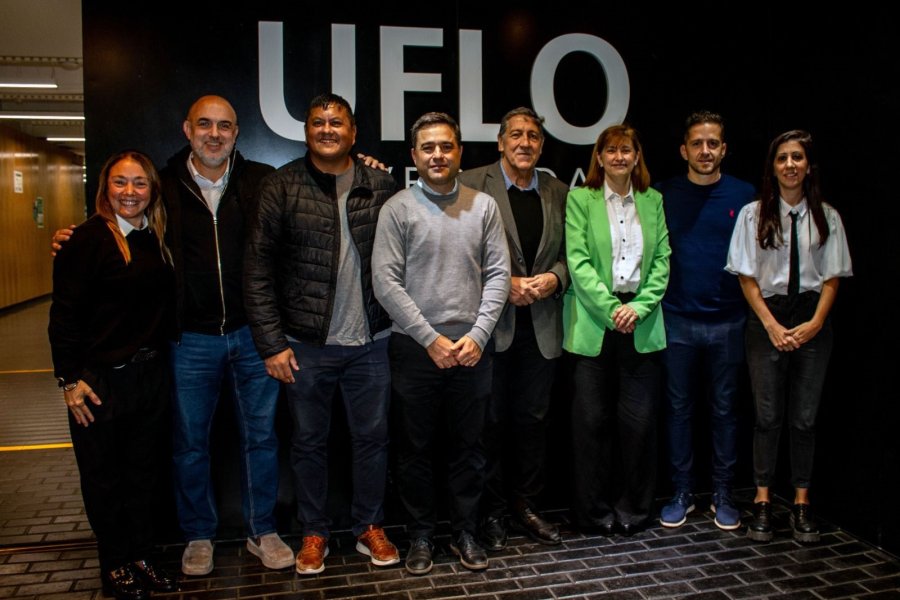 Autoridades de la FAV y UFLO, posan para la foto.