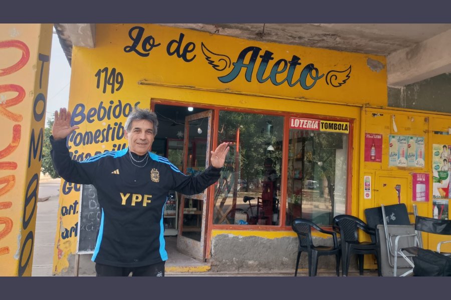 Frente a su negocio comercial.