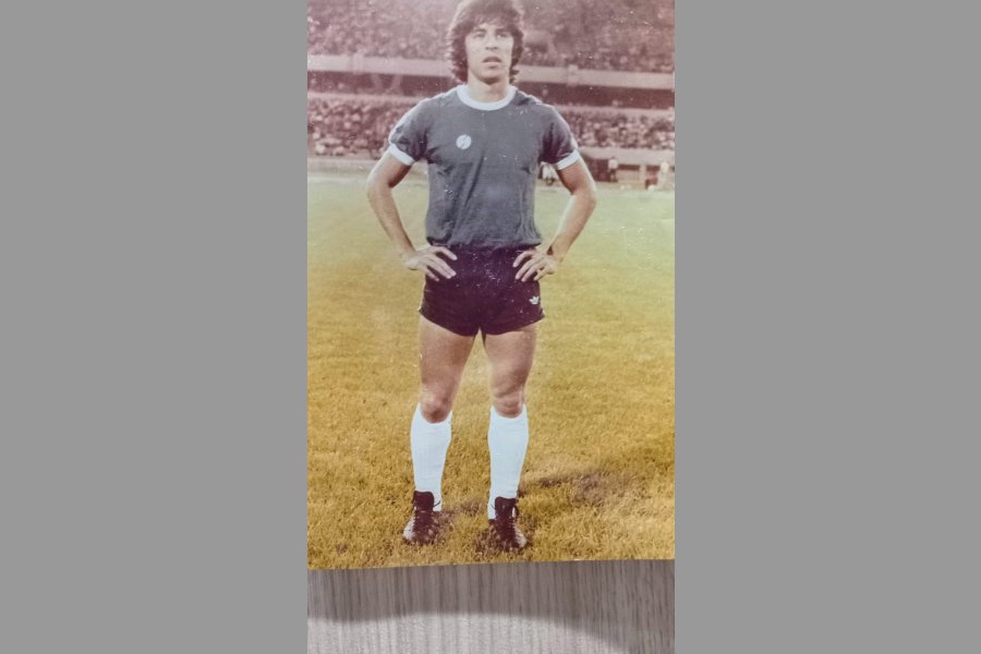 Cardozo, posa en la Bombonera. Boca-Belgrano.