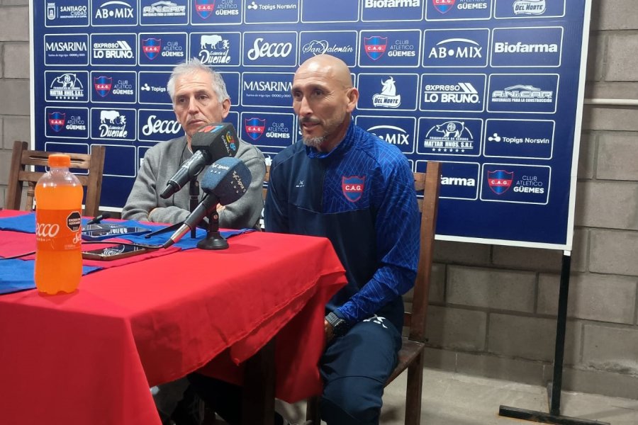 Carlos Pezzini junto a Guiñazú, en la conferencia.