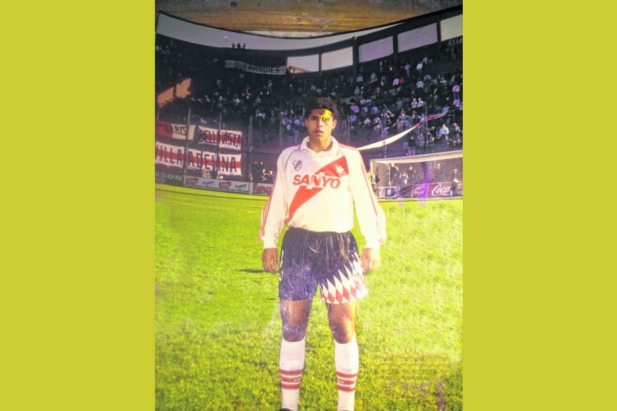 Una postal jugando para  River Plate.