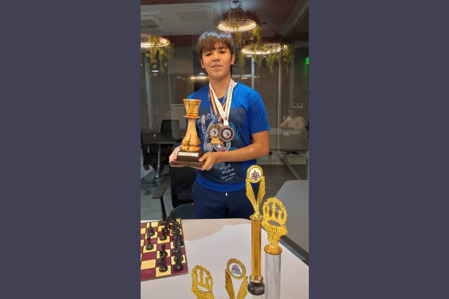 Muestra algunos de los trofeos y medallas ganadas,