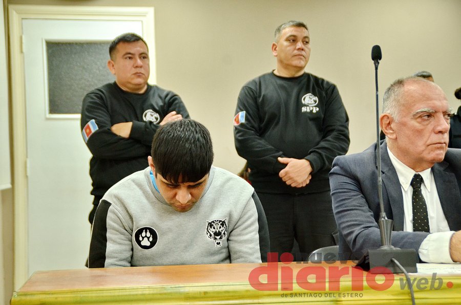 A la izquierda, el acusado y hoy condenado.