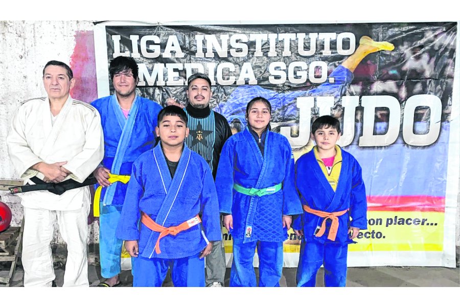 El profesor, Rubén Vivas junto a sus discípulos.