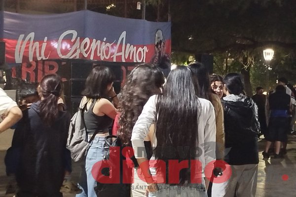 Multitudinario homenaje al Indio Solari en Plaza Libertad