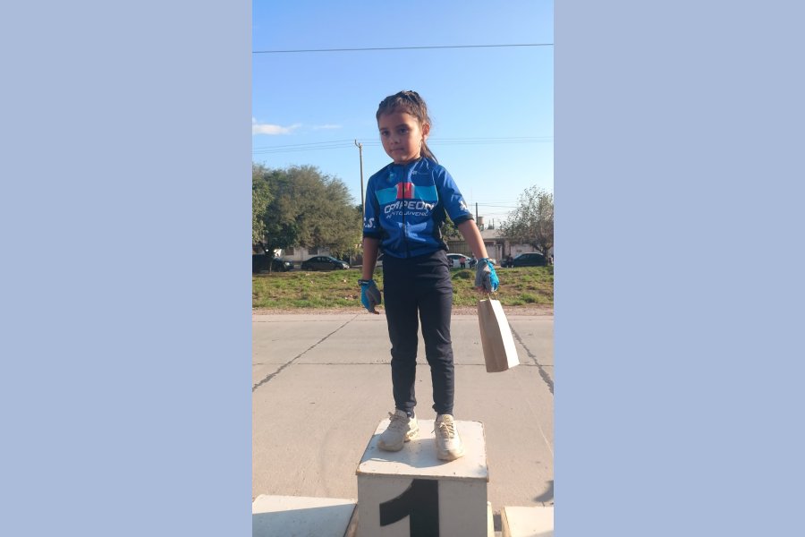 Una pequeña,con talento en el deporte del pedal.