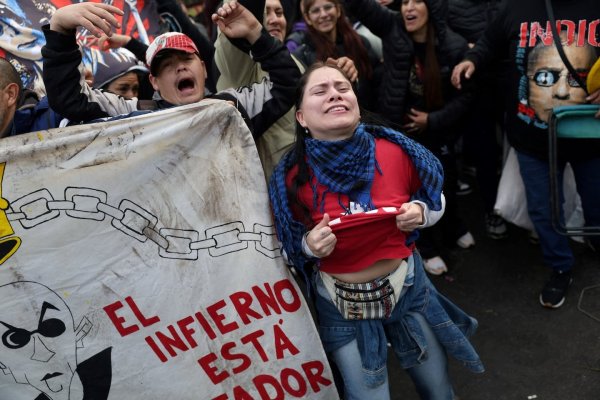 Así se vive el último adiós al Indio Solari entre banderas, canciones y lágrimas (Fotos)