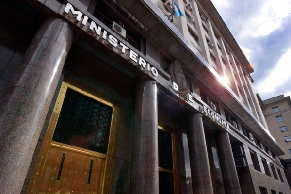 Una amenaza de bomba en el Ministerio de Economía obligó a la evacuación del edificio y trabaja la Policía Federal