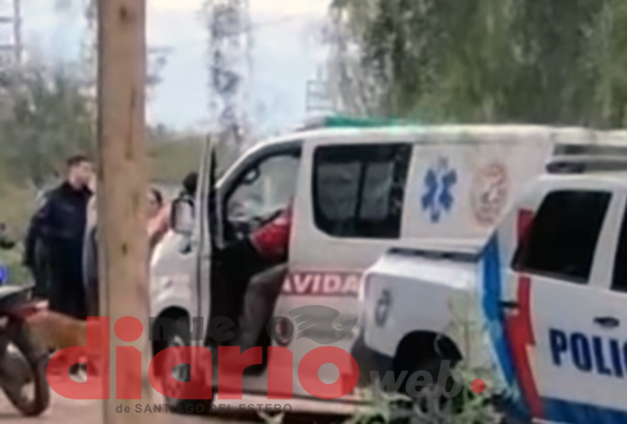 Un patrullero y una ambulancia de Guardavidas, en el sitio.