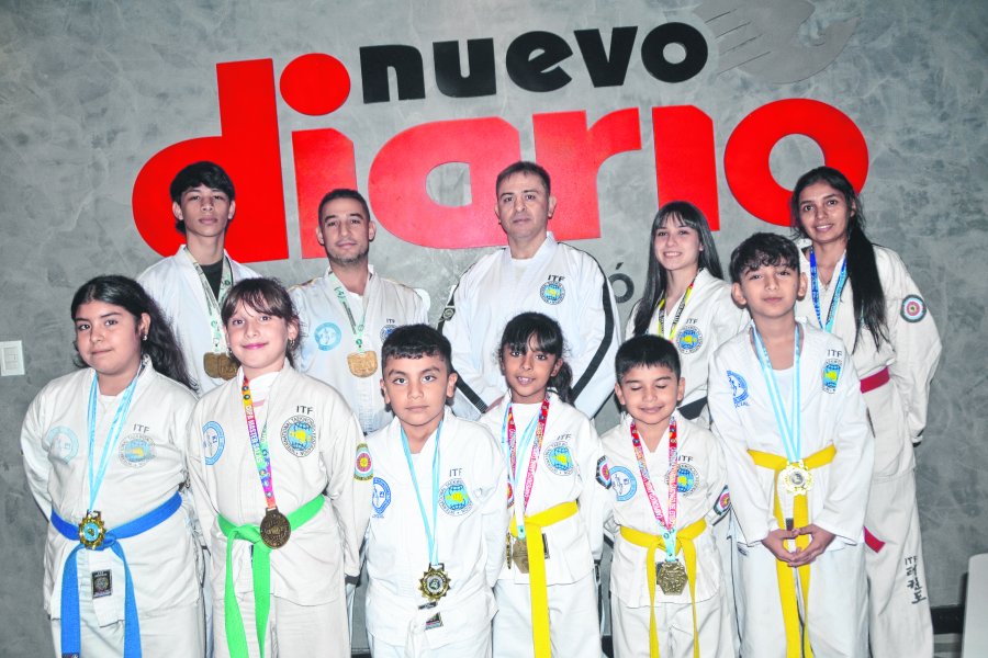 Los niños posan en la redacción de Nuevo Diario.