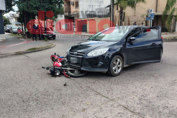Fuerte choque de auto y moto en Chaco y Absalón Rojas