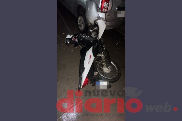 Un motociclista perdió el control y chocó contra un auto estacionado en Mama Antula