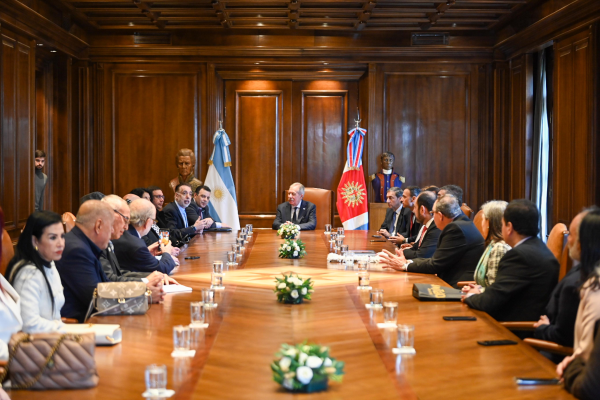Elías Suárez recibió a autoridades de FEARAB en el marco del Congreso Nacional que se realiza en Santiago