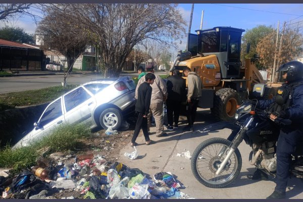 Un auto sin ocupantes se precipitó en el interior de una acequia
