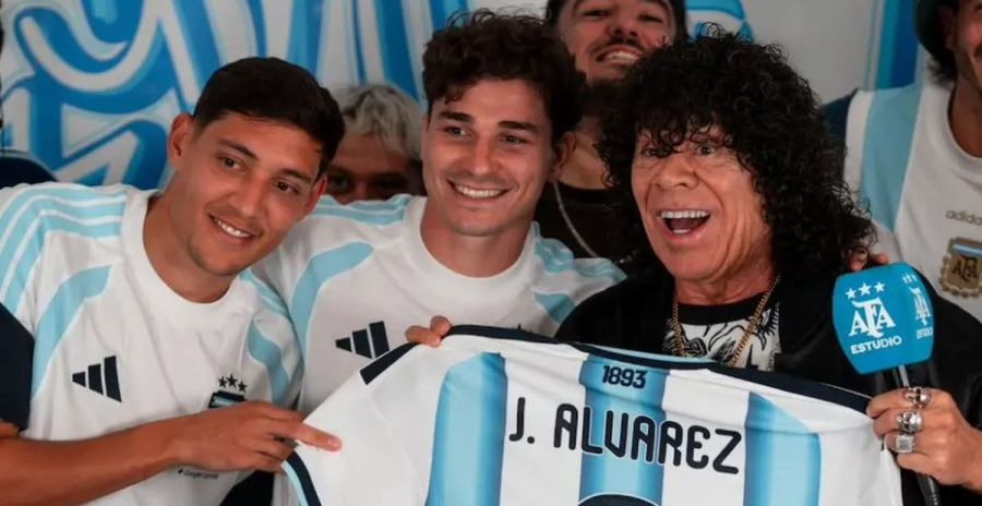 Juli&aacute;n &Aacute;lvarez le entreg&oacute; su camiseta n&uacute;mero nueve autografiada a la Mona.