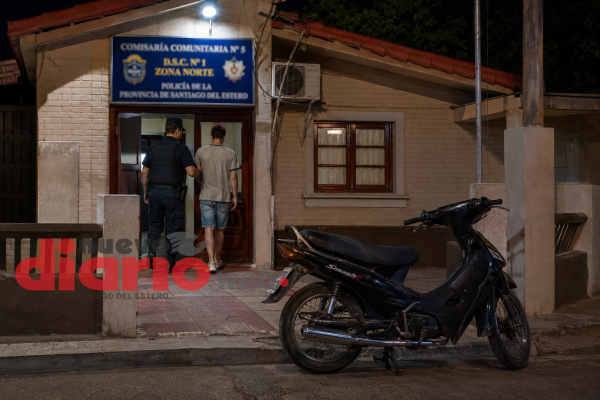En moto con escape libre y sin espejos, menor sin casco terminó en la comisaría