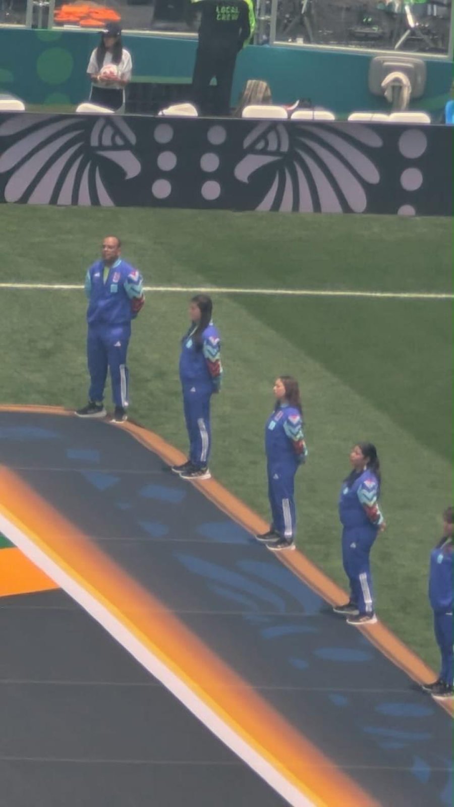 Jimena en el momento que despliegan la bandera de las selecciones.