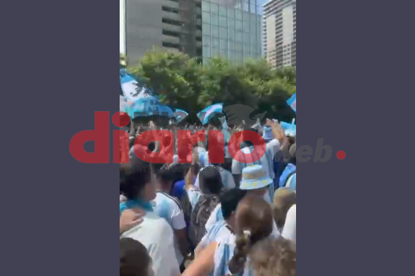 Exclusivo | Marea argentina frente al hotel de la selección en Dallas