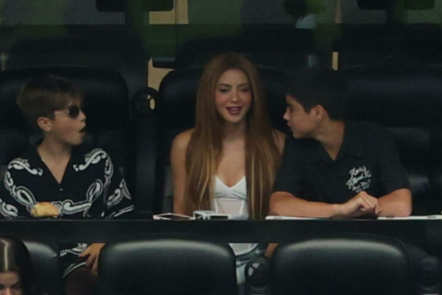 Shakira fue captada junto a sus hijos Milan y Sasha en los palcos del AT&T Stadium de Dallas.